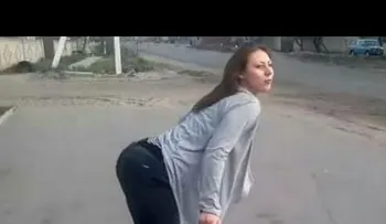 Una chica provoca un brutal accidente con su baile sensual (VIDEO) 