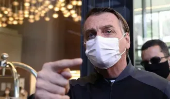 Facebook retira el vídeo en que Bolsonaro vincula vacuna anticovid al sida