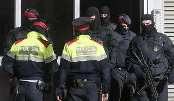La Policía le salva la vida y ella denuncia a los agentes por no asistir a su agresor