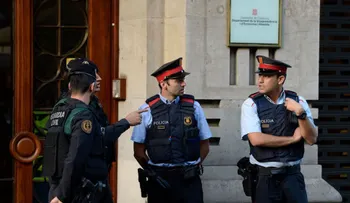 Arrestan a un secretario del gobierno de Cataluña en medio de crisis por referéndum independentista