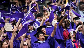 Nueva York ayudará a recién graduados a pagar sus deudas estudiantiles