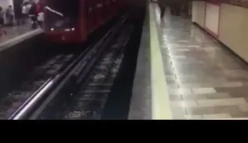 IMAGENES SENSIBLES: Un hombre se arrojó a las vías del metro en México