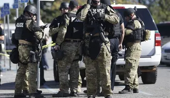 3 policías y un peatón baleado en California 