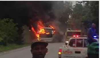 Seis muertos y ocho heridos tras incendiarse autobús 