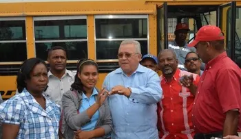 CEA entrega autobús escolar en municipio Quisqueya