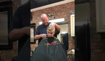 Barbero le hace broma pesada a un jovencito