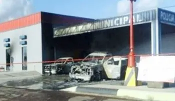 Ataque narco en México: balacera, incendio y un mensaje escrito sobre un cadáver policial