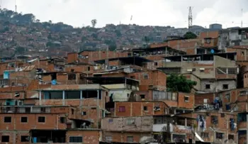 Nadie escapa crisis en Venezuela: Arepas sin relleno; encierro en jaula de oro; el sueldo se gasta en una pizza