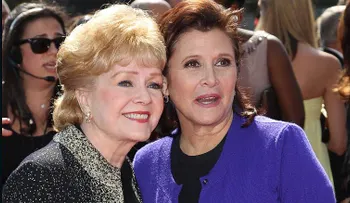 Hospitalizan a Debbie Reynolds, madre de Carrie Fisher