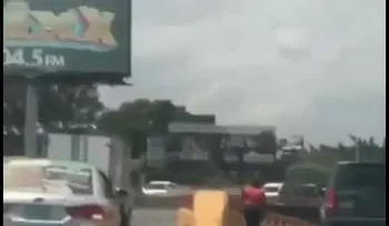 En RD todo es posible: Chofer deja una pasajera en elevado de la 27