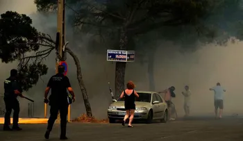 Bomberos combaten el fuego en el entorno del parque de Doñana, en el sur de España