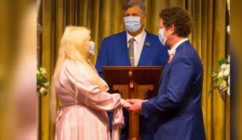 Una pareja se casa con guantes y mascarillas
