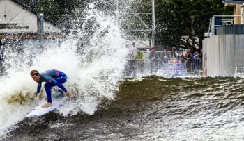 Así fue la primera competencia internacional de surf sobre una ola artificial