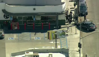 Policía de Los Ángeles reporta posible situación de rehenes en un local de Trader Joe s