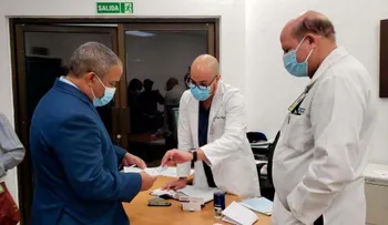 Artista dominicano Héctor Acosta "El Torito" se somete a tratamiento de plasma en el hombro