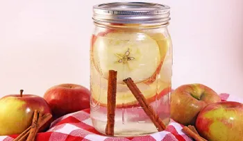 El agua de canela caliente con manzana para bajar de peso