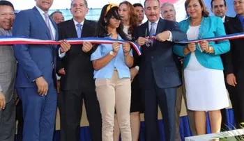 Presidente Medina inaugura 2 escuelas y una estancia infantil en Santiago