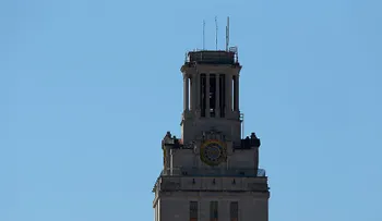 50 años después de histórica masacre, estudiantes podrán portar armas en Universidad de Texas