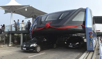Increíble: China inauguró el primer colectivo que viaja por encima de los automóviles