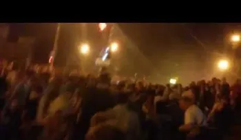 Estos fuegos artificiales caen en una multitud de personas