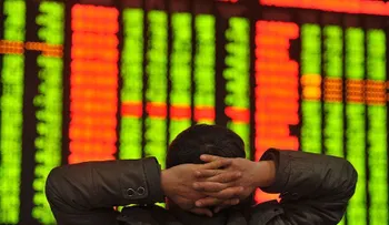China paraliza por primera vez la actividad de sus bolsas tras registrar fuertes caídas