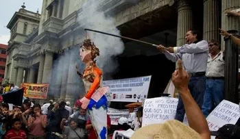 Marchan para exigir renuncia de vicepresidenta de Guatemala 