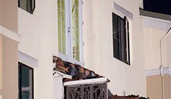 5 muertos y  8 heridos al caer balcón de un apartamento en California
