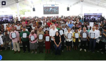 Abinader entrega 708 títulos de propiedad en Batey Palavé para 2,832 personas