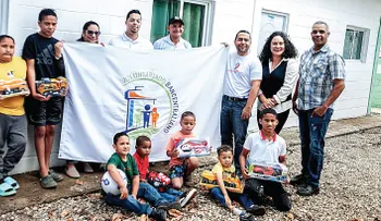 VB realiza una donación de juguetes y ropa en la comunidad La Leonor, provincia Santiago Rodríguez