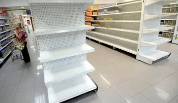Venezuela: faltan en los supermercados tres de cada diez productos básicos