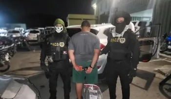 DNCD decomisa 595 paquetes de cocaína frente a costas de Baní y detiene a dos colombianos y un venezolano
