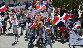 Grupos nacionalistas y de DDHH se enfrentan en Parque Independencia