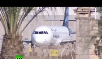 Todos los pasajeros y algunos miembros de la tripulación abandonaron avión secuestrado