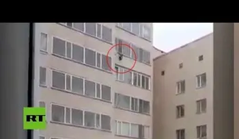 Niño cae de un décimo piso y lo atrapa vecino por otra ventana