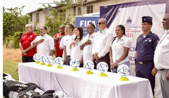 Inefi y FDF impulsan el fútbol en La Vega con entrega de balones