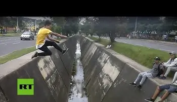 Joven intenta realizar salto y cae en un canal de desagüe (VIDEO VIRAL)