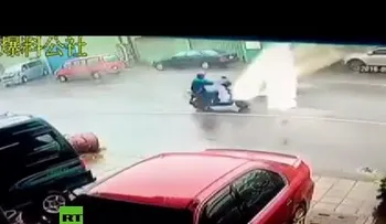 Un motociclista evita la muerte durante el supertifón Meranti