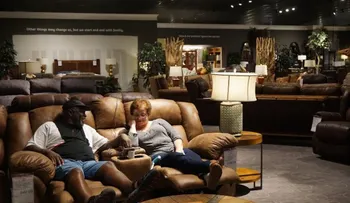 Una tienda de muebles en Houston deja que víctimas de Harvey duerman en su sala de exhibición