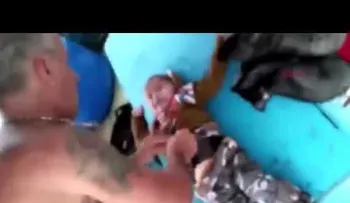 Solo gracias al oportuno rescate el bebe sobrevivió ((VIDEO)