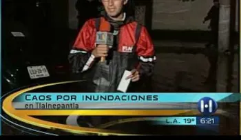 Periodista cae al agua en vivo mientras hacia reportaje