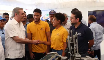 Presidente Abinader visita la Feria Científica SDO
