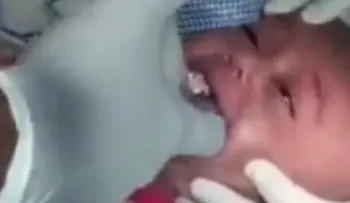 El pequeño se estaba ahogando y su papá se quedó sin aliento al descubrir la causa