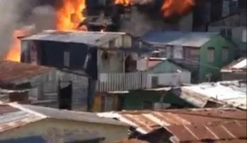 Al menos 40 viviendas afectadas por un fuego en Santiago