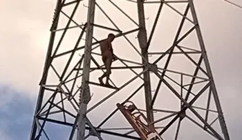 Hombre desnudo se encuentra sobre torre eléctrica en Villa Mella 