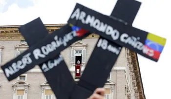 Venezolanos protestaron frente al papa Francisco con los nombres de las víctimas de la brutal represión