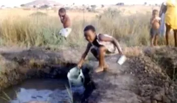 Niño de un año muere al caer dentro de cubeta con agua