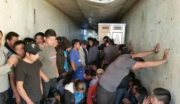 Rescatan a 150 inmigrantes hacinados en un tráiler en México