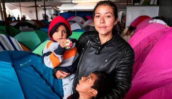 La madre migrante Gabriela Hernández se siente aliviada en el centro de detención de EE.UU. tras un viaje infernal a través de México