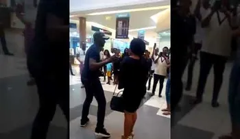 "A correr fanático: Hombre sale huyendo cuando su novia le pide matrimonio
