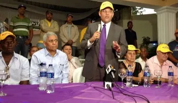 Dirigentes abandonan PRM en San Cristóbal y apoyan a Nelson Guillén